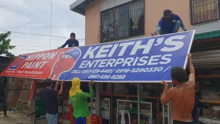 MCAV crew installing a Keith's Enterprises Panaflex sign